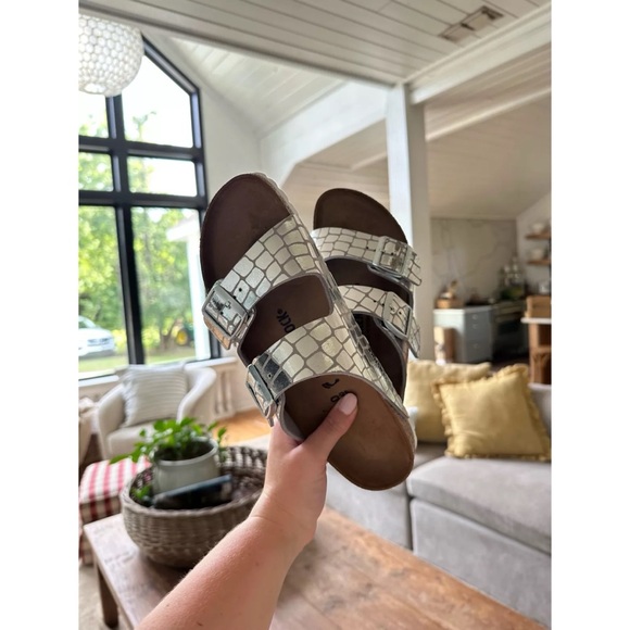 Birkenstock Arizona Sandals in “Gator Gleam” silver, EU 41, US 10 - 10.5, NWOT - Picture 4 of 10